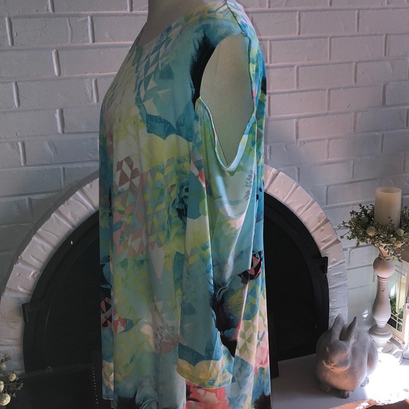 Worthington woman size 2X tunic w/peekaboo sleeve. - Picture 2 of 6